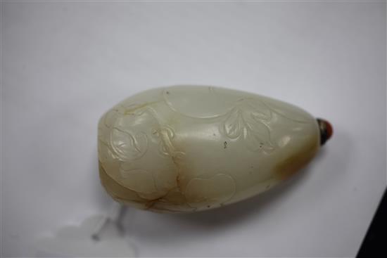 A Chinese white and russet jade pebble snuff bottle, 1800-1900, 6.6cm, gilt metal and coral stopper